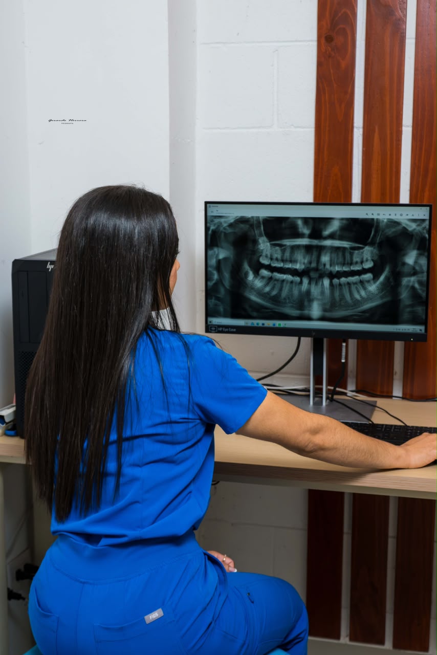 Lectura de radiografías en Clínica Dental Fuentes de Sonrisas