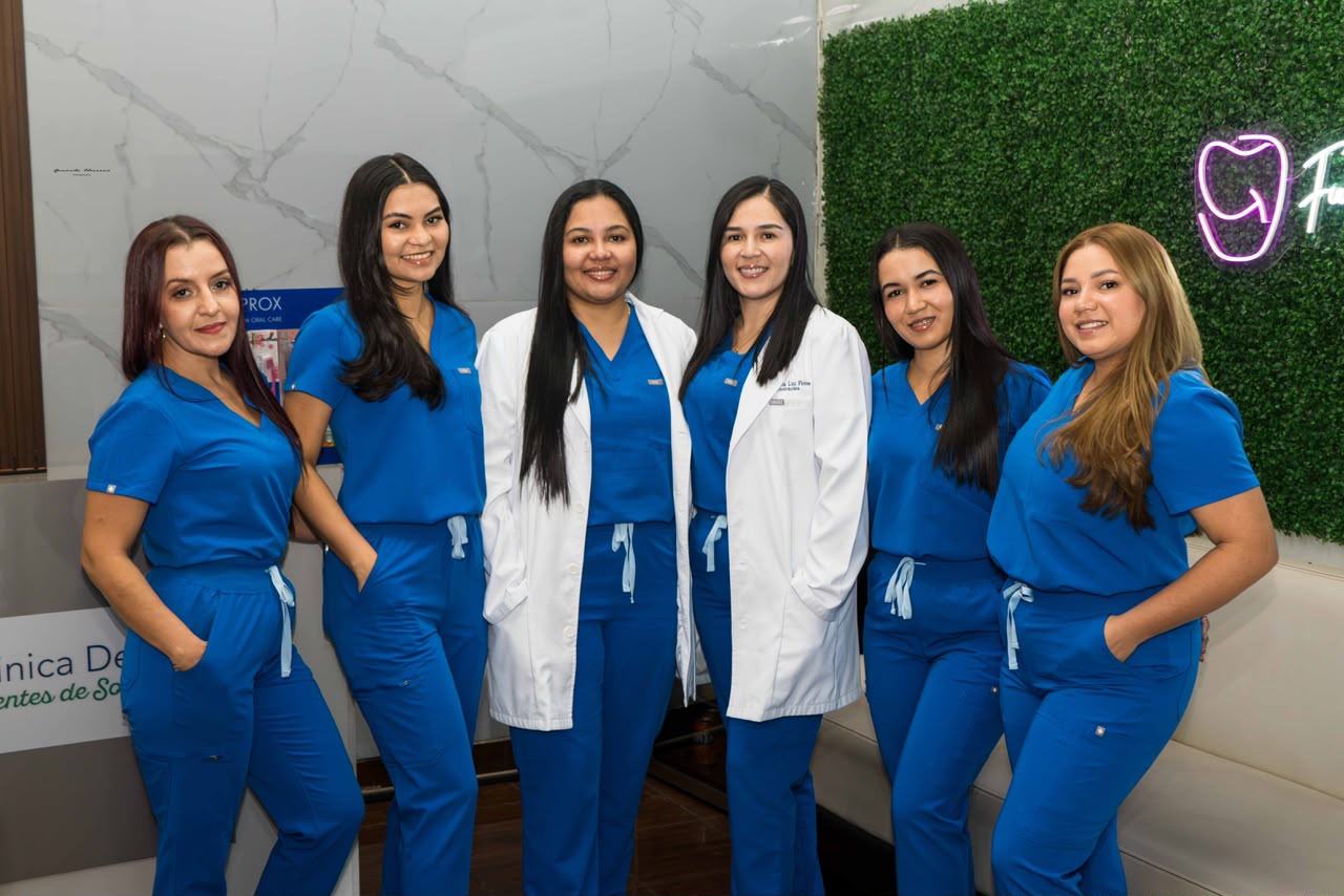 Equipo completo de Clínica Dental Fuentes de Sonrisas